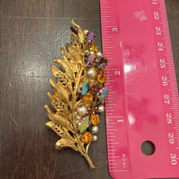 Elegant Vintage Gold Leaf Brooch with Multicolor Accents - Picture 5 of 5